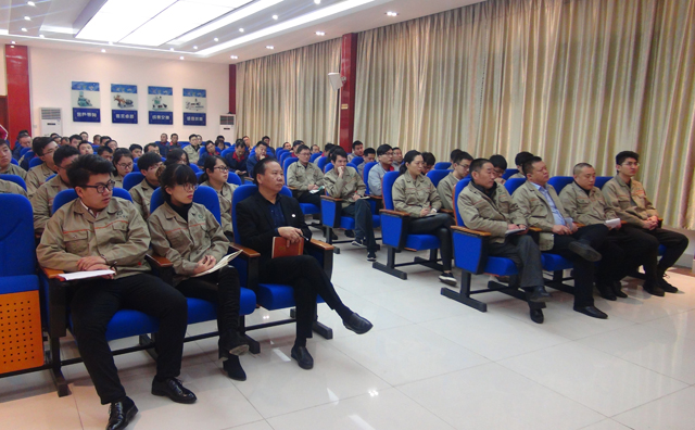 山東金格瑞員工認真學習.jpg 山東金格瑞員工認真學習.jpg