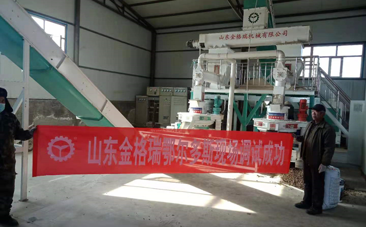 鋸末顆粒機(jī)調(diào)試現(xiàn)場(chǎng) 鋸末顆粒機(jī)調(diào)試現(xiàn)場(chǎng)