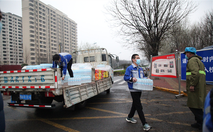 2月25日,山東金格瑞機(jī)械有限公司派代表來(lái)到齊魯師范學(xué)院捐贈(zèng)防疫物資,保障校園防疫物品備足備齊,助力學(xué)校的疫情防控工作。 2月25日,山東金格瑞機(jī)械有限公司派代表來(lái)到齊魯師范學(xué)院捐贈(zèng)防疫物資,保障校園防疫物品備足備齊,助力學(xué)校的疫情防控工作。