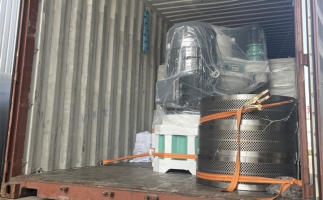 2套160kw鋸末顆粒機(jī)發(fā)往東南亞，生產(chǎn)線已裝車(chē)，準(zhǔn)備發(fā)貨